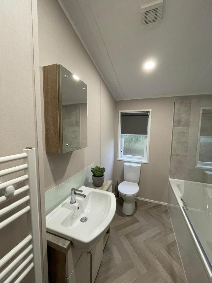 Lotus Lodge With Hot Tub York Extérieur photo